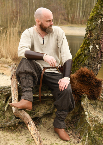 Kurze Kampfstulpe, dunkelbraun mit Lederband