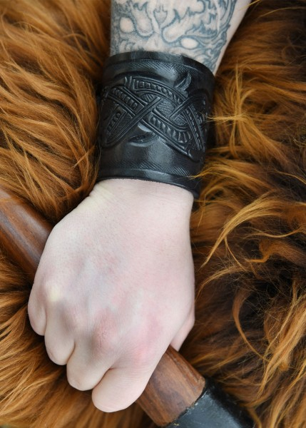 Armschützer aus Leder mit geprägtem Drachenmotiv, Jelling-Stil, schwarz